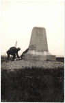 Une palme est déposée au pied du monument