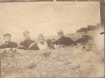 soldats au repos dans une tranchée, juin 1915 