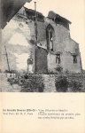 L'église (extérieur). Au premier plan une tombe ebréchée par un obus