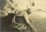 Nancy - Route de Toul - Atelier de camouflage - Ouvrière travaillant au filet - 4 avril 1918