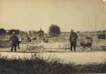 Ancerviller. Les abords du village ; au fond, à droite, le Bois des Chiens occupé par les Allemands - 1915