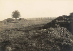 Ancerviller. Abri de bombardement vers l'enclos et l'arbre en boule - 6 septembre 1915