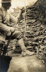 Bois du Vannequel. Tranchée. Fusil-tromblon pour les grenades Viven-Bessières. Mise en place de la grenade - 12 avril 1917