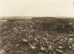 Chazelles. Panorama pris à 1650 m du bois de Vannequel sur le village de Chazelles occupé par les Allemands. À droite, le bois et le château de Grand Seille, en avant le bois de Chazelles - 24 août 1916