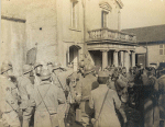 Domèvre-sur-Vezouze. Un coin du village. Exercice de passage dans la chambre chlorée - 2 mai 1917