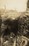 Domèvre-sur-Vezouze (près). Petit poste H3. Fusil-mitrailleur en position - 21 mars 1917