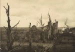 Emberménil. Le village et la gare bombardés. À droite, train sur la voie ferrée rétablie à travers les anciennes lignes - 30 décembre 1918