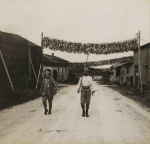 Herbéviller. Une rue du village camouflée - Juillet 1917