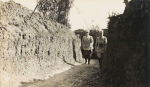 Leintrey (près). Boyau de communication. Le général Dubail visitant le secteur - Octobre 1915